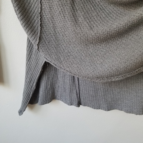 𝅺FREE People Grey Thermal Oversized Longsleeve Pull-over Slouchy Top Size Small - Picture 9 of 10